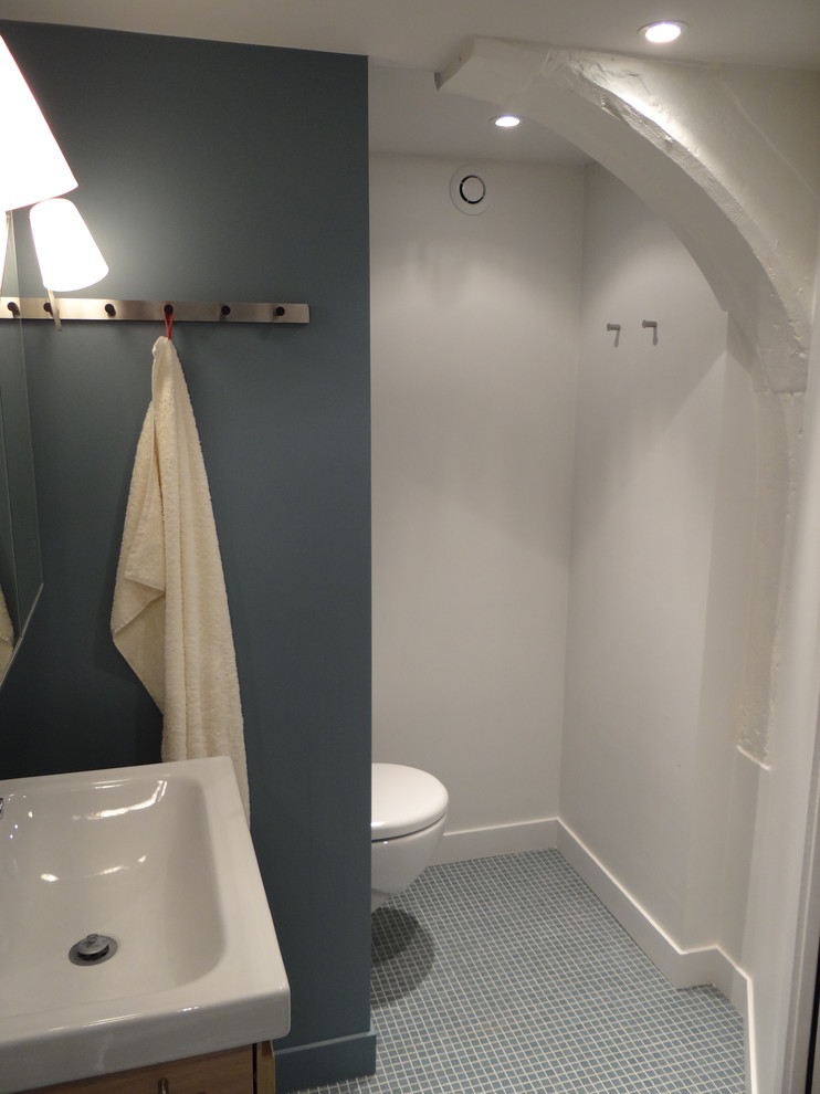 Aménagement d'une petite salle de bain principale contemporaine avec une douche à l'italienne, WC suspendus, un carrelage multicolore, mosaïque, un mur bleu, un sol en carrelage de terre cuite, un lavabo suspendu et un plan de toilette en carrelage.