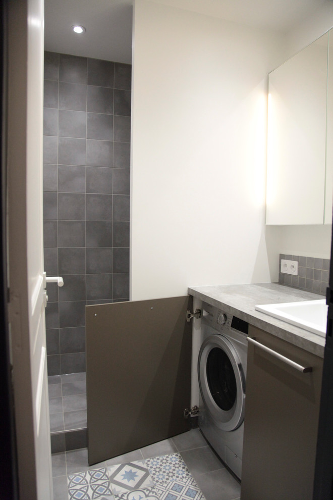 Modern inredning av ett litet grå grått en-suite badrum, med luckor med profilerade fronter, grå skåp, en kantlös dusch, grå kakel, keramikplattor, vita väggar, klinkergolv i keramik, laminatbänkskiva, grått golv och med dusch som är öppen