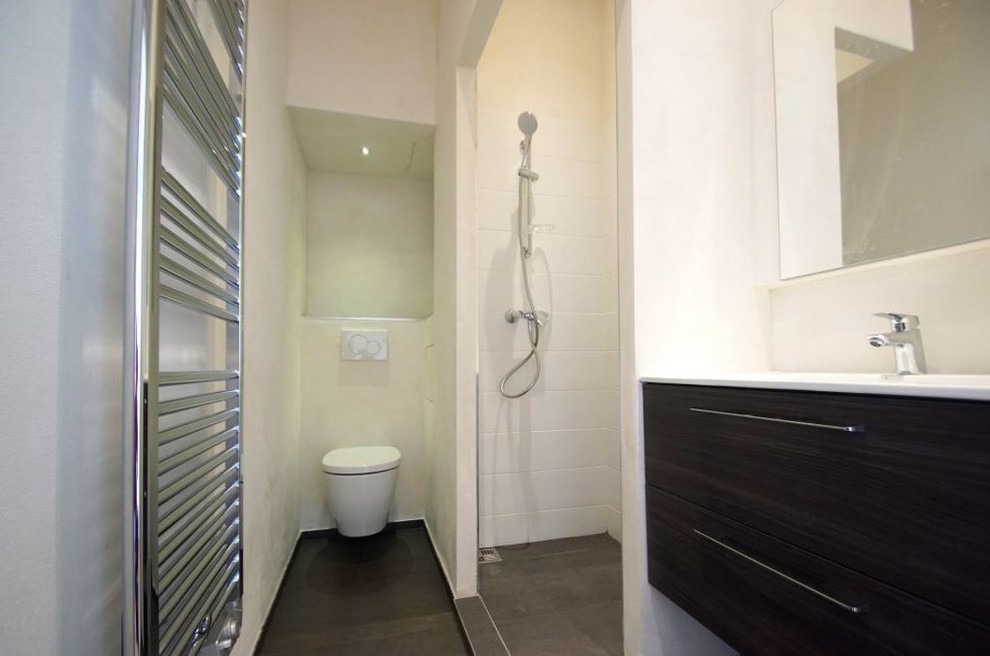 Стильный дизайн: ванная комната среднего размера в современном стиле с белыми стенами и светлым паркетным полом - последний тренд