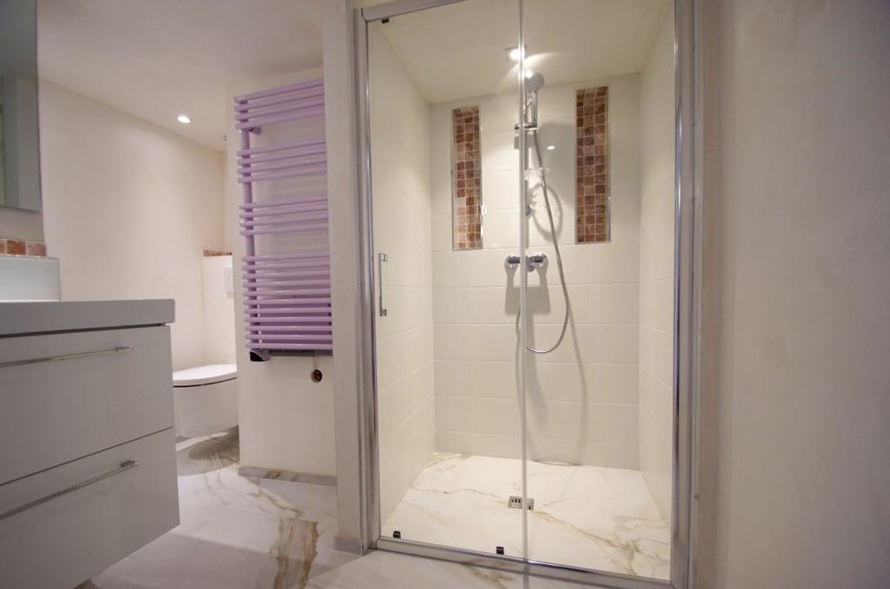 Esempio di una stanza da bagno contemporanea di medie dimensioni con pareti bianche e parquet chiaro