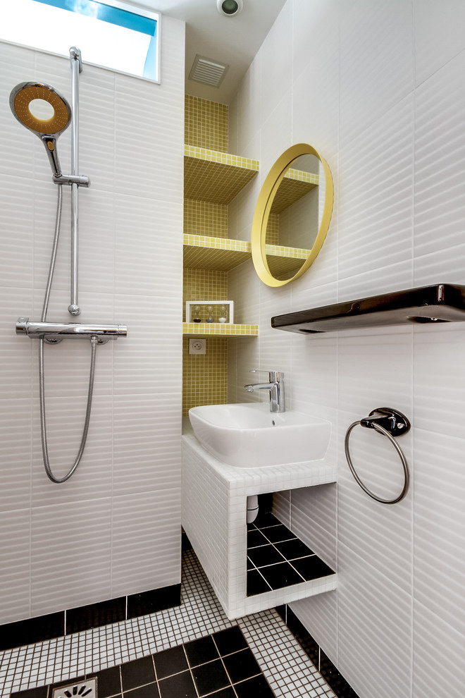 Exemple d'une salle de bain principale tendance de taille moyenne avec des portes de placard grises, un carrelage noir et blanc, mosaïque, un mur gris, un sol en carrelage de terre cuite et un plan de toilette en carrelage.