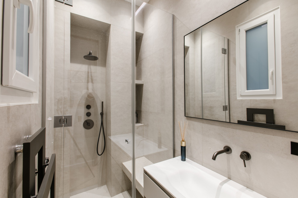 Идея дизайна: ванная комната в современном стиле с душем в нише, бежевой плиткой, бежевыми стенами, душевой кабиной, монолитной раковиной, душем с распашными дверями и белой столешницей