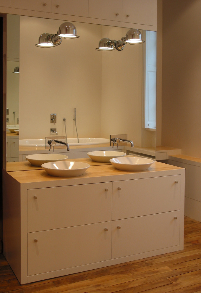 Exempel på ett stort modernt en-suite badrum, med ett undermonterat badkar, en kantlös dusch, röd kakel, spegel istället för kakel, vita väggar, bambugolv, ett fristående handfat, träbänkskiva, beiget golv och dusch med gångjärnsdörr