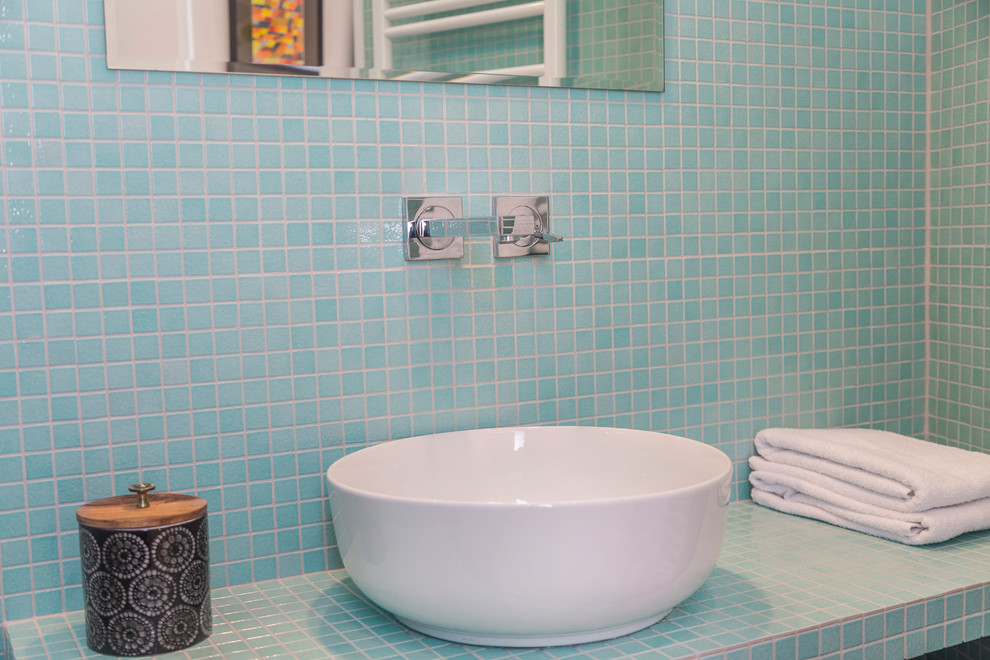 Foto de cuarto de baño principal retro pequeño con baldosas y/o azulejos en mosaico, paredes azules, suelo con mosaicos de baldosas, lavabo sobreencimera y suelo negro
