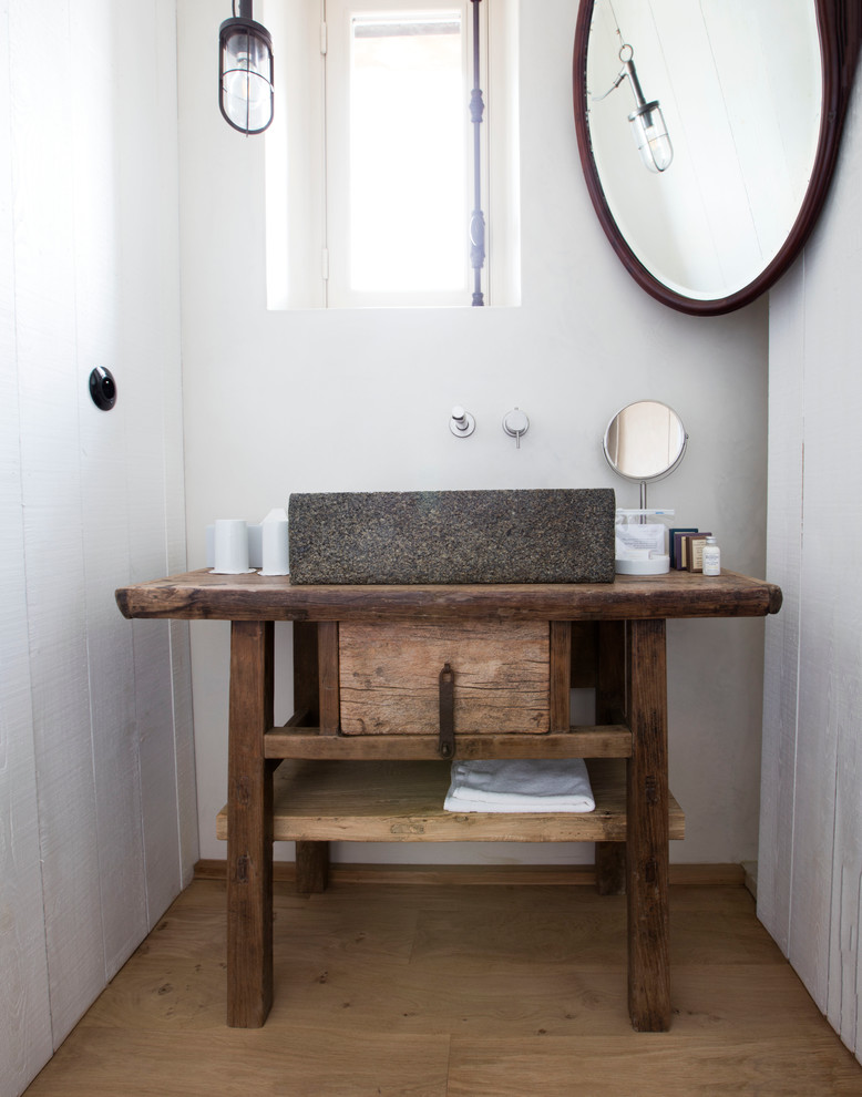 Inspiration for a country bathroom remodel in Paris