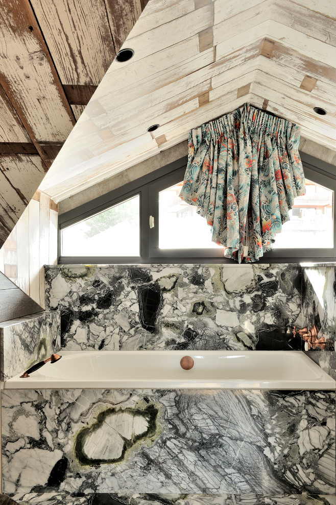 Modernes Badezimmer mit Badewanne in Nische und beiger Wandfarbe in Sonstige