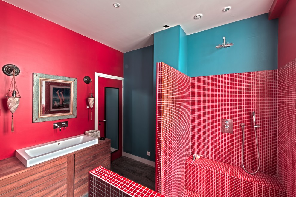 Idee per una stanza da bagno con doccia eclettica di medie dimensioni con doccia aperta, pareti rosse, ante in legno scuro, piastrelle rosse, piastrelle a mosaico, parquet scuro, lavabo a bacinella e top in legno