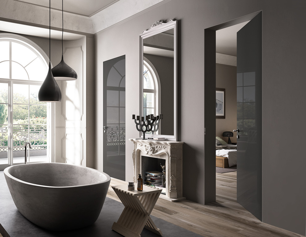 Klassisches Badezimmer mit Einbaubadewanne, grauer Wandfarbe und hellem Holzboden in Nizza