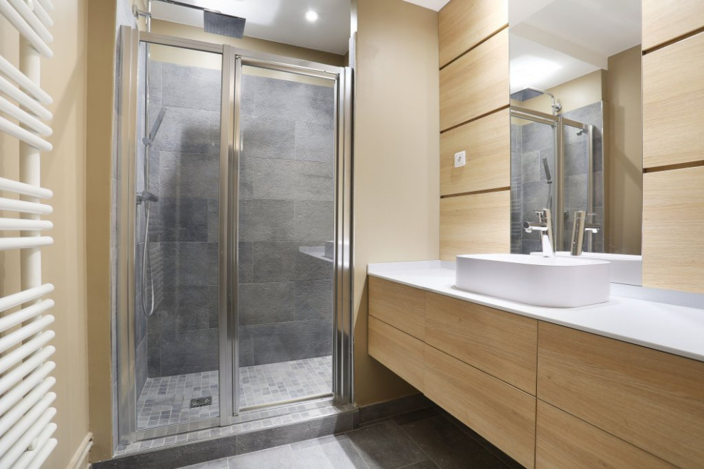 Idee per una grande stanza da bagno padronale con ante a persiana, ante beige, pareti bianche, parquet chiaro, un lavabo e mobile bagno incassato