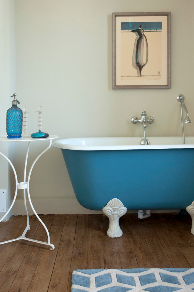 Foto de cuarto de baño principal ecléctico de tamaño medio con bañera con patas, combinación de ducha y bañera, paredes beige y suelo de madera en tonos medios