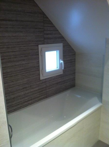 Inspiration för små moderna en-suite badrum, med ett hörnbadkar, beige kakel, vit kakel, cementkakel och bruna väggar