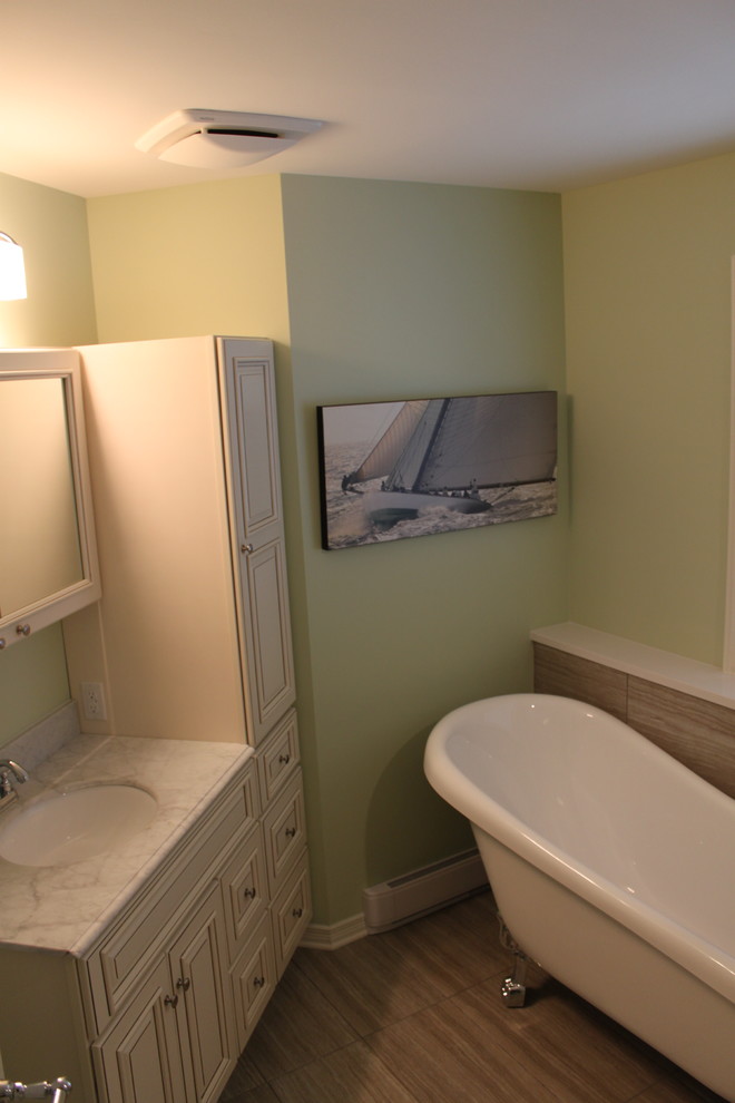 Example of a transitional bathroom design in Montreal