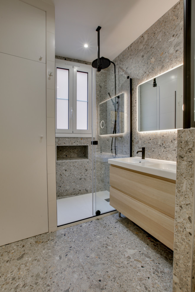 Стильный дизайн: главная ванная комната среднего размера со стиральной машиной в современном стиле с фасадами с декоративным кантом, бежевыми фасадами, душем в нише, серой плиткой, керамической плиткой, серыми стенами, полом из керамической плитки, врезной раковиной, столешницей из искусственного камня, серым полом, душем с раздвижными дверями, белой столешницей, тумбой под две раковины и напольной тумбой - последний тренд
