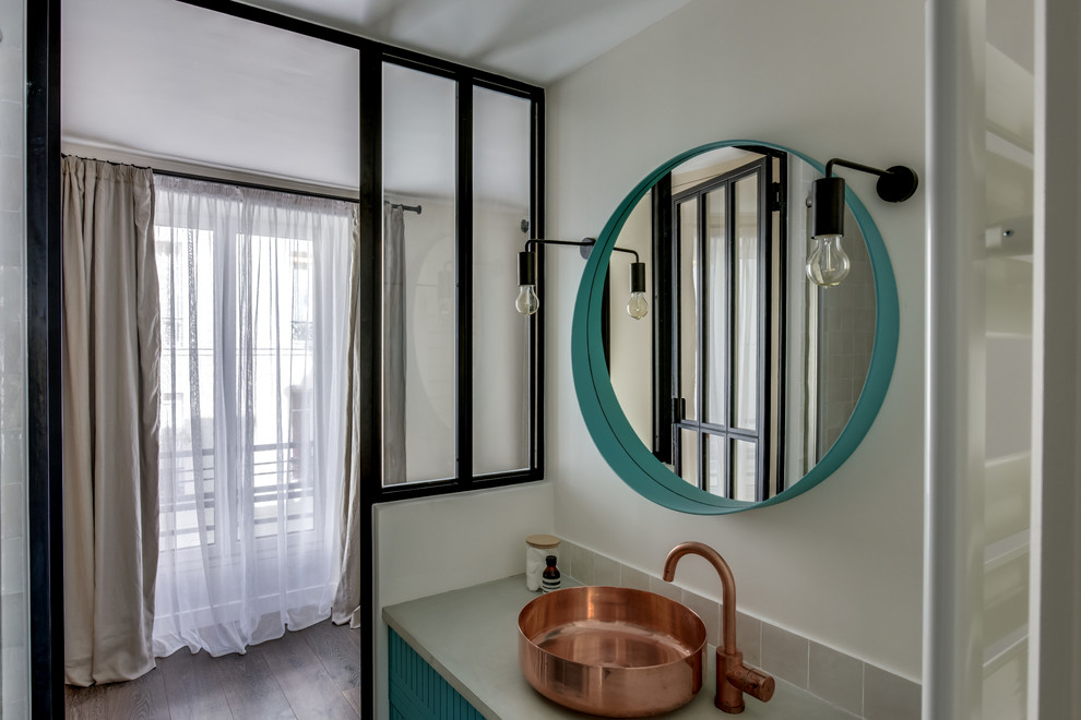 Aménagement d'une salle de bain principale contemporaine avec des portes de placard bleues, une douche à l'italienne, WC séparés, un carrelage vert, des carreaux de céramique, un mur gris, un sol en carrelage de céramique, un lavabo posé et un plan de toilette en béton.