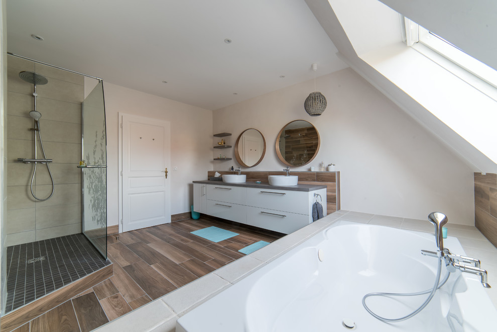 Large contemporary ensuite bathroom in Strasbourg with white cabinets, a hot tub, a corner shower, white tiles, slate tiles, white walls, a console sink, concrete worktops, an open shower and grey worktops.