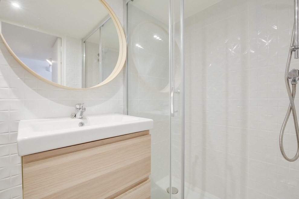 Идея дизайна: маленькая ванная комната в скандинавском стиле с светлыми деревянными фасадами, душем без бортиков, инсталляцией, белой плиткой, терракотовой плиткой, белыми стенами, душевой кабиной, консольной раковиной, душем с раздвижными дверями, белой столешницей и тумбой под одну раковину для на участке и в саду