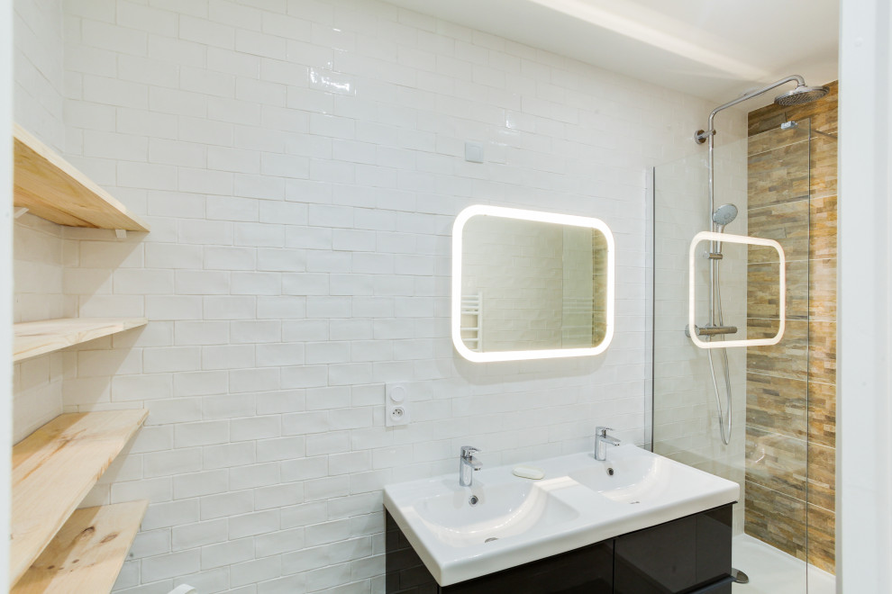 Idéer för mellanstora minimalistiska vitt badrum med dusch, med grå skåp, en kantlös dusch, flerfärgad kakel, stenkakel, blå väggar, ljust trägolv, ett avlångt handfat, brunt golv och med dusch som är öppen