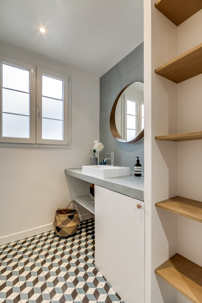 Ejemplo de cuarto de baño contemporáneo de tamaño medio con armarios abiertos, puertas de armario de madera oscura, paredes blancas, suelo de baldosas de cerámica y lavabo sobreencimera
