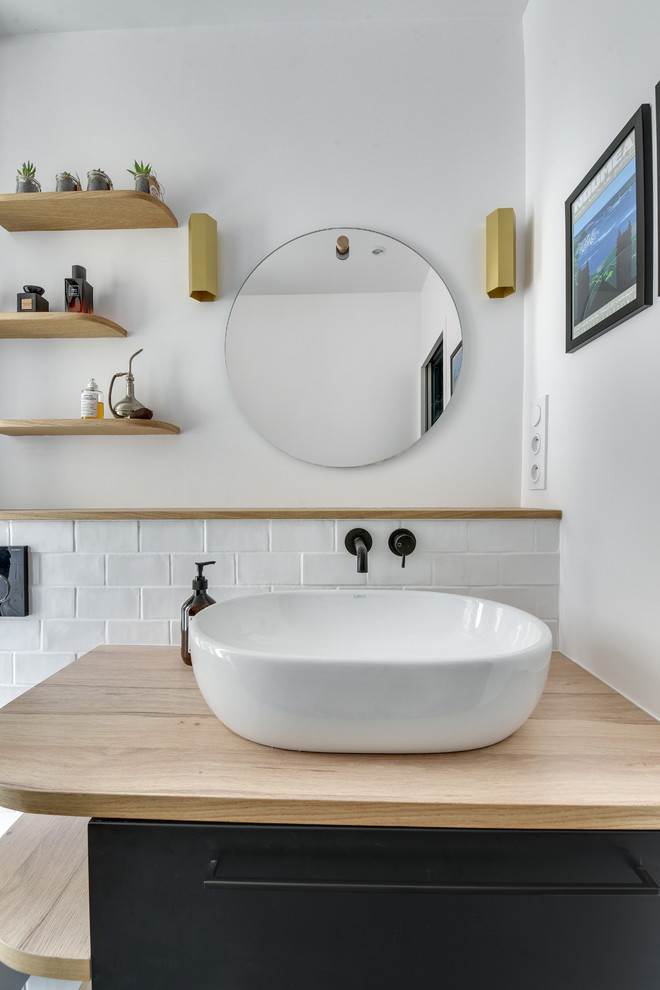 Idée de décoration pour une salle de bain design.