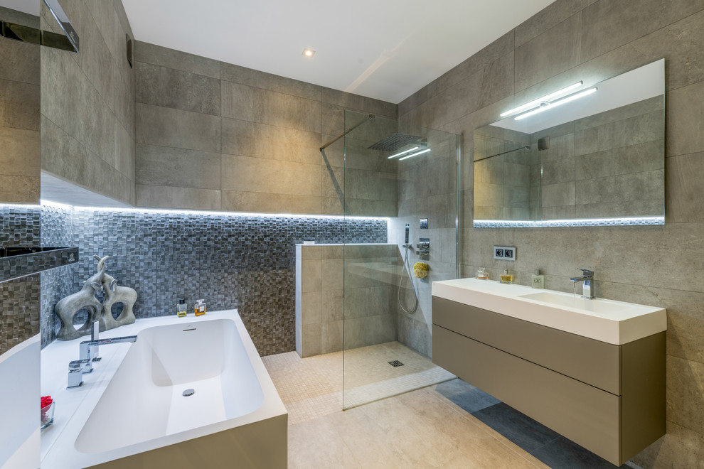 リヨンにあるコンテンポラリースタイルのおしゃれな浴室 (フラットパネル扉のキャビネット、ベージュのキャビネット、アルコーブ型シャワー、グレーのタイル、一体型シンク、ベージュの床、オープンシャワー、白い洗面カウンター) の写真