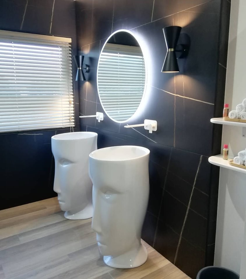 Inspiration för ett mellanstort funkis badrum med dusch, med svart kakel, svarta väggar, ett piedestal handfat och beiget golv
