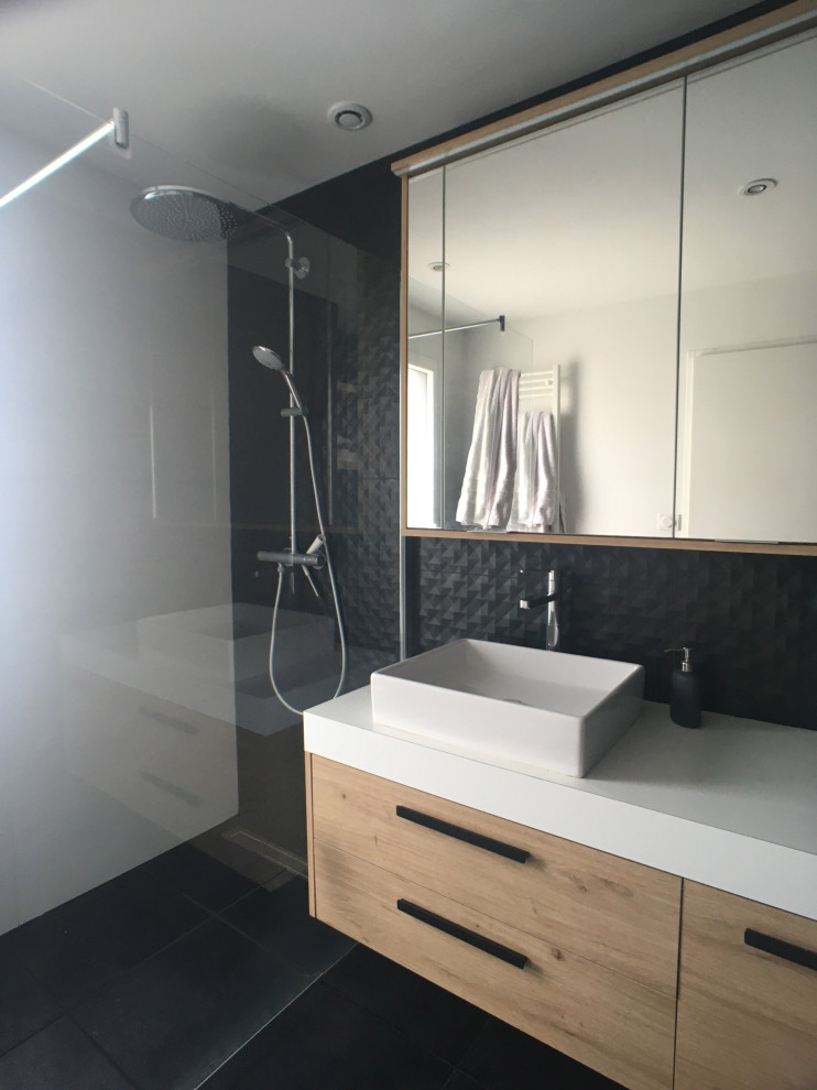Cette photo montre une petite salle de bain tendance en bois clair avec une douche à l'italienne, un carrelage noir et blanc, un sol en ardoise, un plan de toilette en stratifié, un sol noir, un plan de toilette blanc et meuble simple vasque.