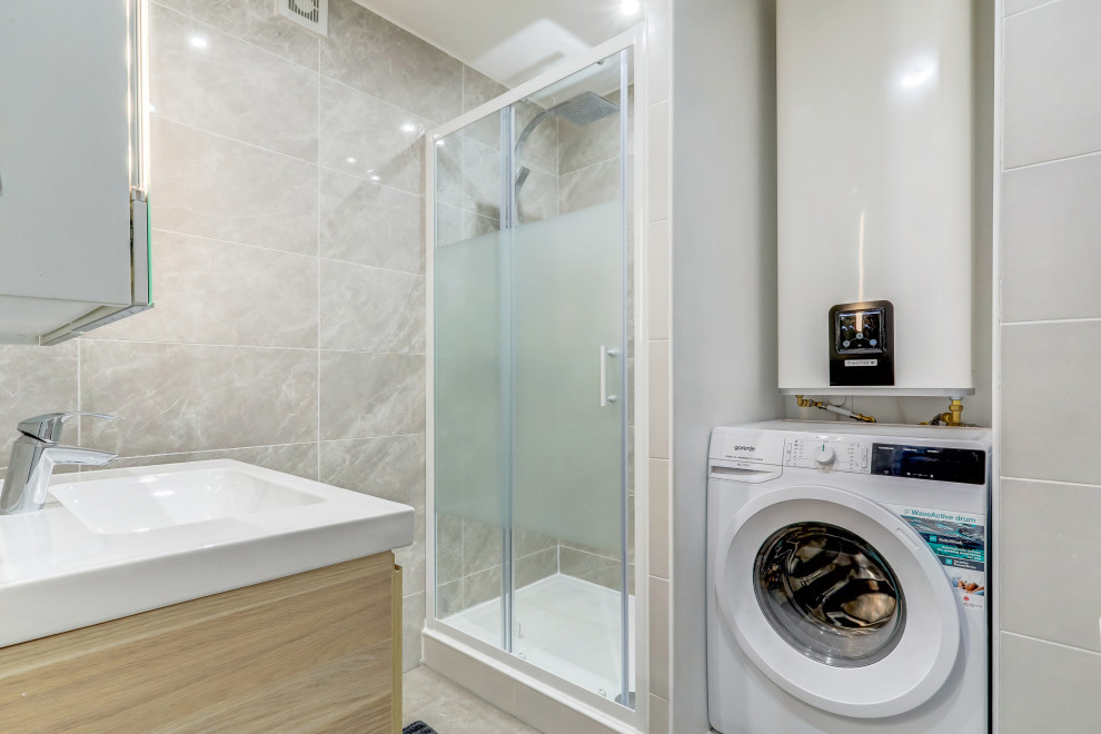 Exempel på ett stort skandinaviskt vit vitt badrum med dusch, med skåp i ljust trä, en kantlös dusch, grå kakel, marmorkakel, grå väggar, betonggolv och dusch med skjutdörr