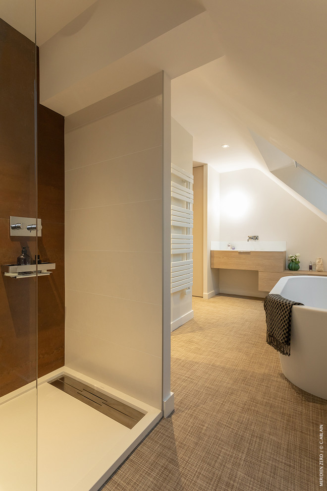 Imagen de cuarto de baño actual con bañera exenta, ducha empotrada, baldosas y/o azulejos de metal y lavabo de seno grande