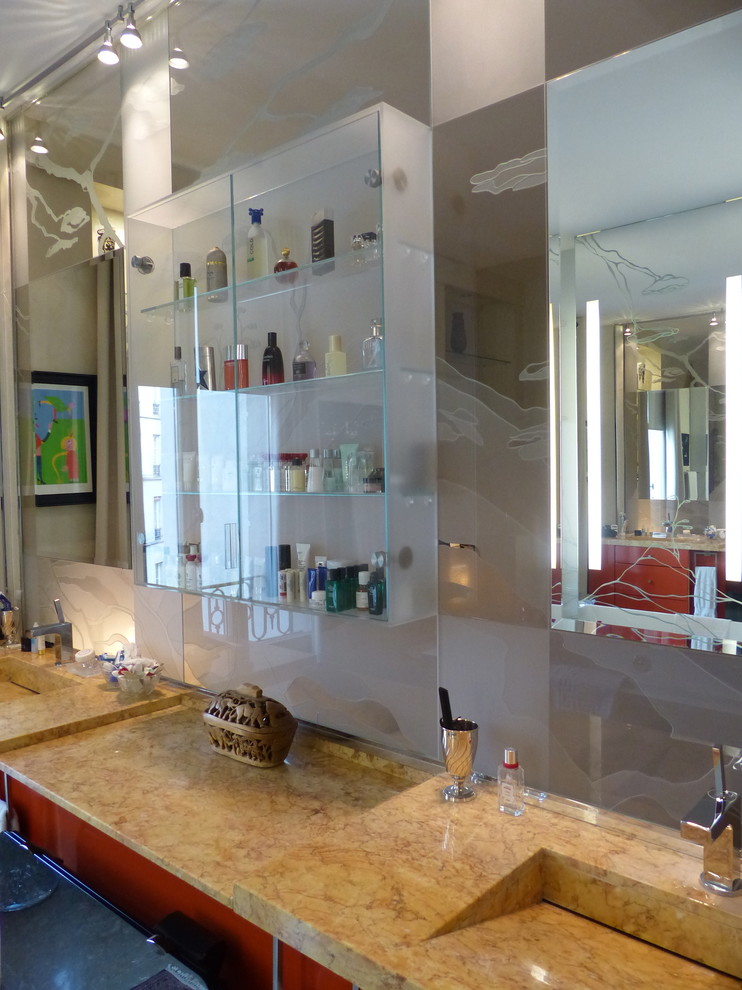 Exempel på ett mellanstort klassiskt en-suite badrum, med öppna hyllor, röda skåp, beige kakel, beige väggar, ett konsol handfat, en bidé, stickkakel, cementgolv, laminatbänkskiva och beiget golv