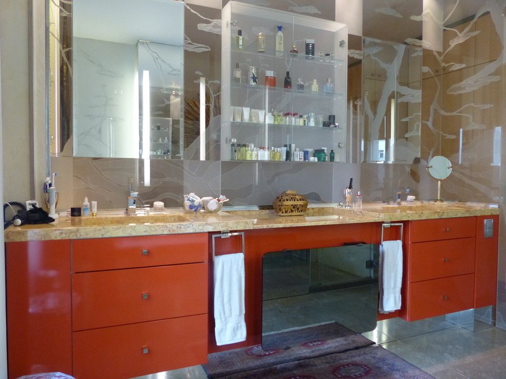 Inredning av ett klassiskt mellanstort en-suite badrum, med öppna hyllor, röda skåp, beige kakel, beige väggar, ett konsol handfat, en bidé, stickkakel, cementgolv, laminatbänkskiva och beiget golv