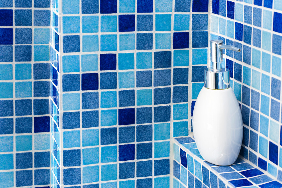 Inspiration pour une petite salle de bain principale marine avec une douche à l'italienne, un carrelage bleu, mosaïque, un mur blanc, une grande vasque, un sol blanc, une cabine de douche à porte battante, un plan de toilette blanc et des portes de placard blanches.