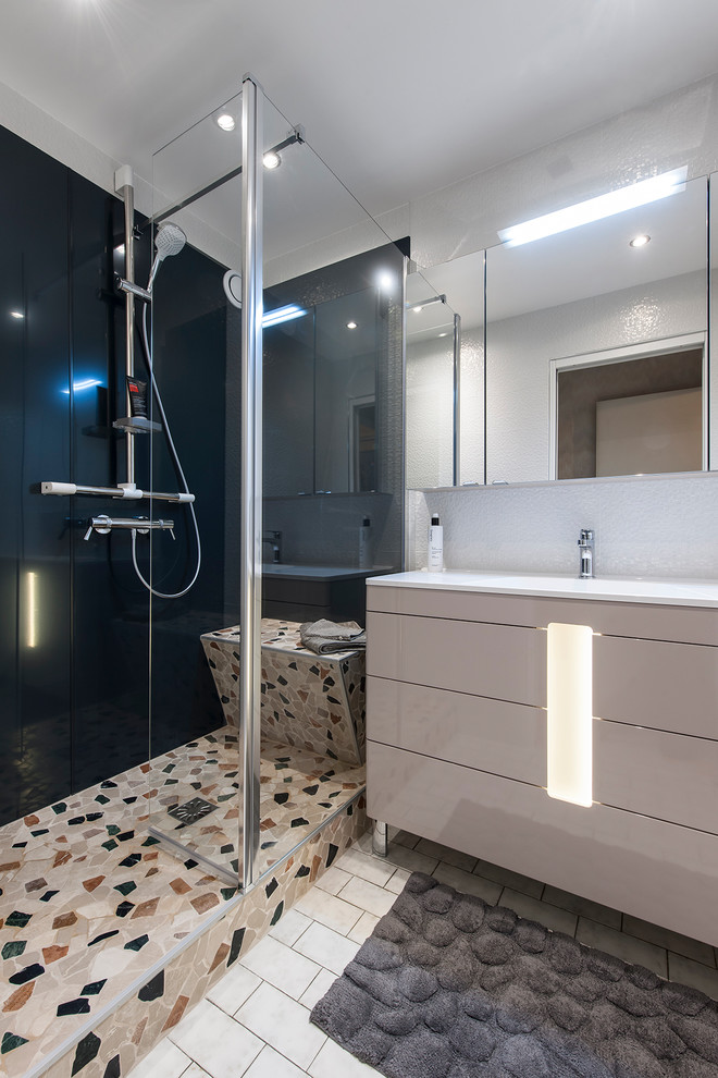 Идея дизайна: маленькая главная ванная комната в стиле модернизм с угловым душем, белой плиткой, плиткой мозаикой, белыми стенами, бежевым полом, душем с распашными дверями, белой столешницей и бежевыми фасадами для на участке и в саду