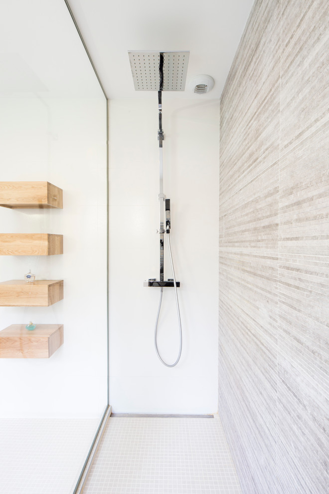 Cette image montre une petite salle d'eau design avec un lavabo encastré, une douche à l'italienne, un carrelage beige, mosaïque, un mur blanc et un sol en carrelage de terre cuite.