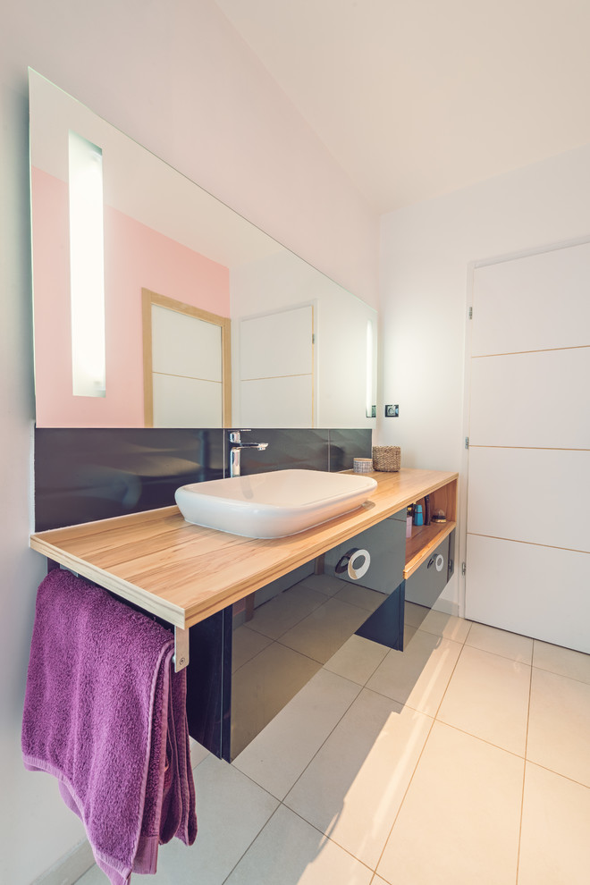 Idéer för ett litet modernt badrum med dusch, med luckor med profilerade fronter, svarta skåp, en kantlös dusch, vit kakel, svarta väggar, ett fristående handfat, laminatbänkskiva och vitt golv