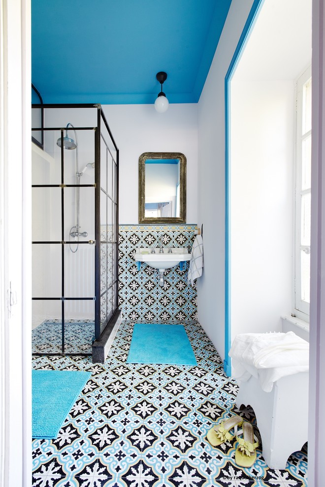 Mediterranes Badezimmer mit blauem Boden in Marseille