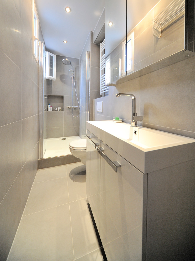 Design ideas for a contemporary bathroom in Paris.