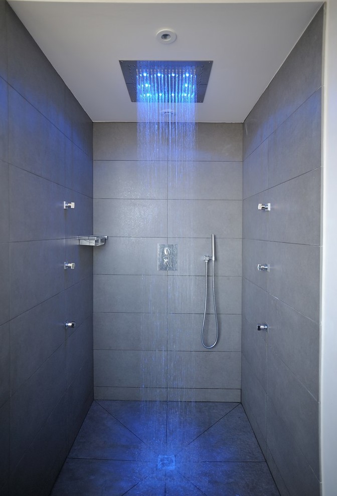 Großes Modernes Badezimmer En Suite mit Whirlpool, bodengleicher Dusche, grauer Wandfarbe, Keramikboden, Trogwaschbecken und Waschtisch aus Holz in Lyon