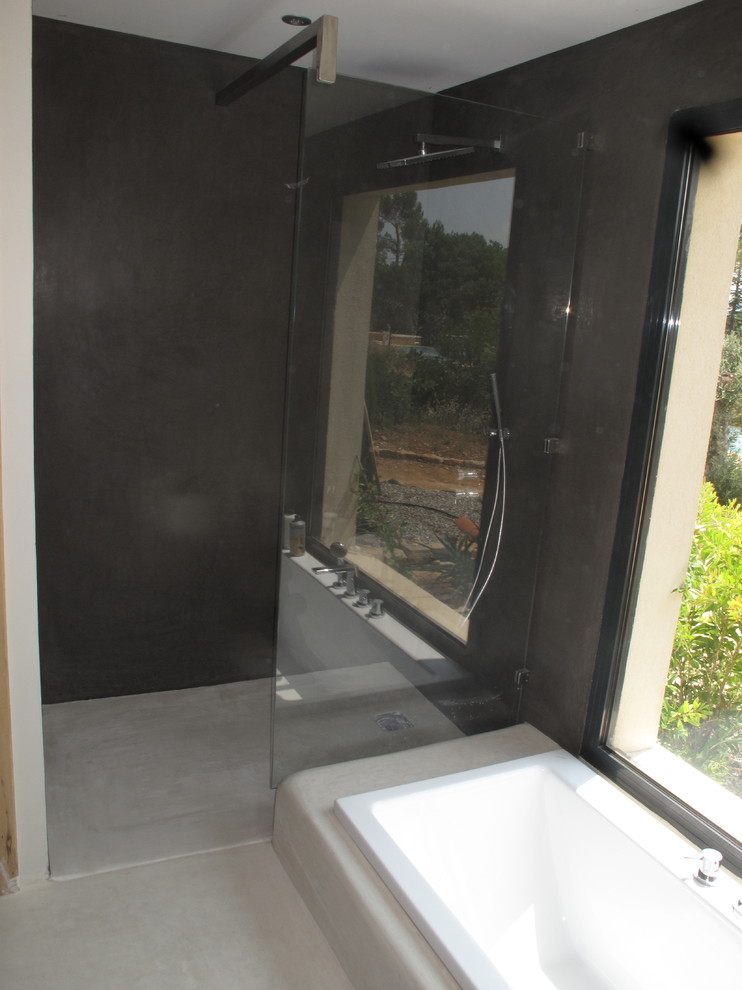Пример оригинального дизайна: ванная комната в стиле модернизм с красными стенами, душевой кабиной и черным полом