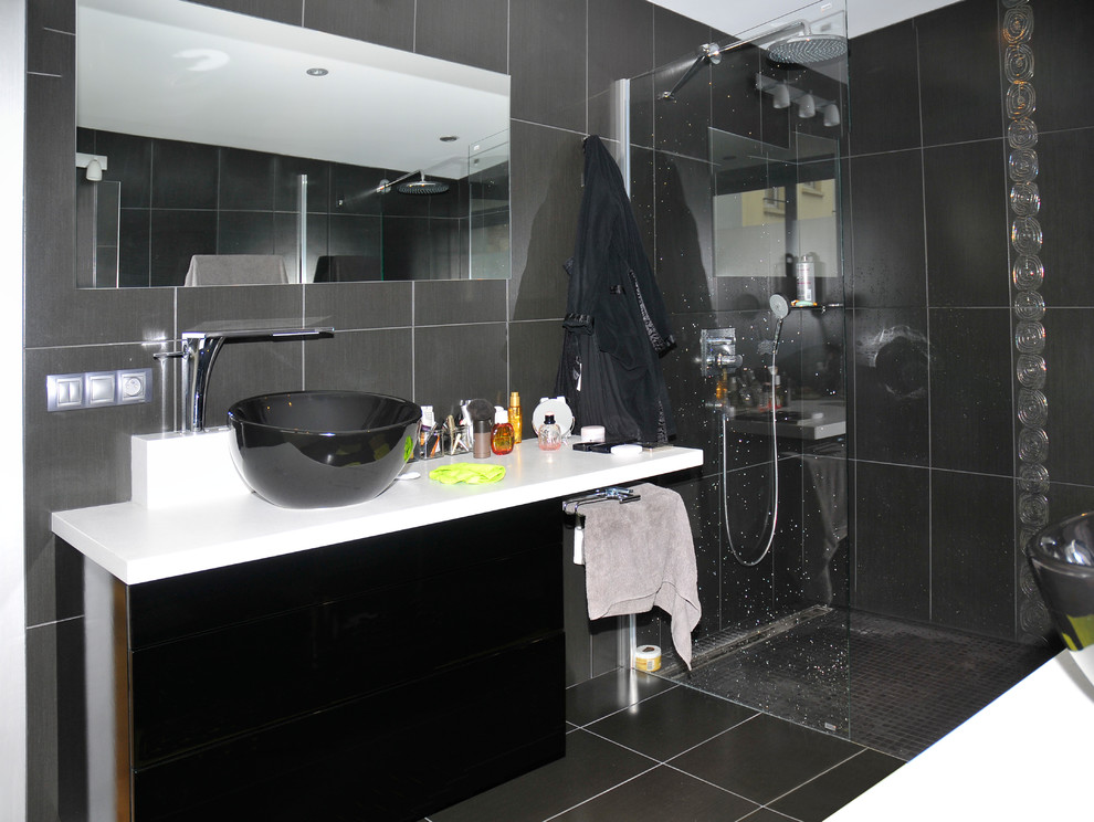 Bathroom - mid-sized contemporary master gray tile, black tile and ceramic tile ceramic tile, black floor and double-sink bathroom idea in Rennes with beaded inset cabinets, black cabinets, black walls, a drop-in sink and white countertops