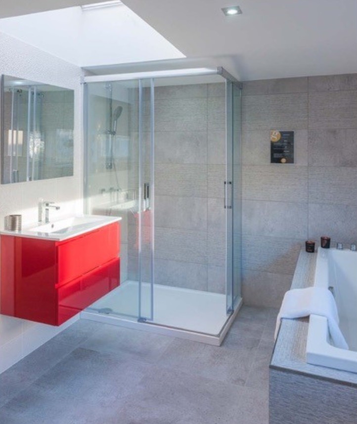 Contemporary bathroom in Grenoble.