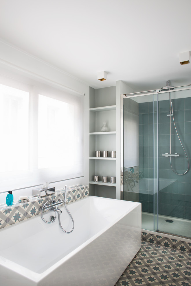 Idées déco pour une douche en alcôve principale scandinave de taille moyenne avec une baignoire indépendante, un mur gris, un carrelage blanc, un carrelage bleu, un carrelage gris et une cabine de douche à porte coulissante.