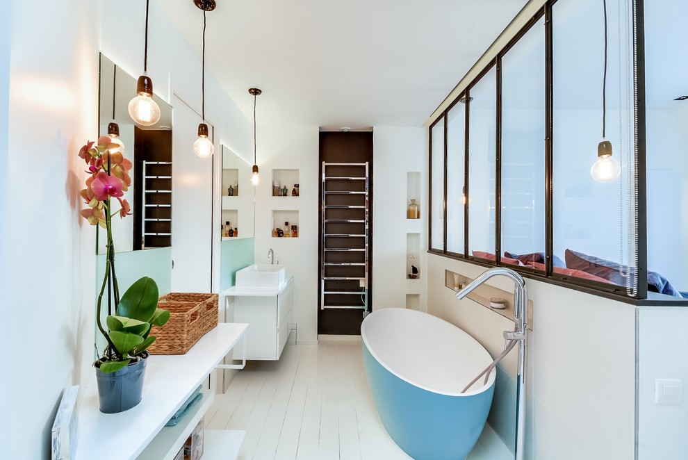 Источник вдохновения для домашнего уюта: главная ванная комната среднего размера в скандинавском стиле с белыми фасадами, отдельно стоящей ванной, белыми стенами, деревянным полом и настольной раковиной
