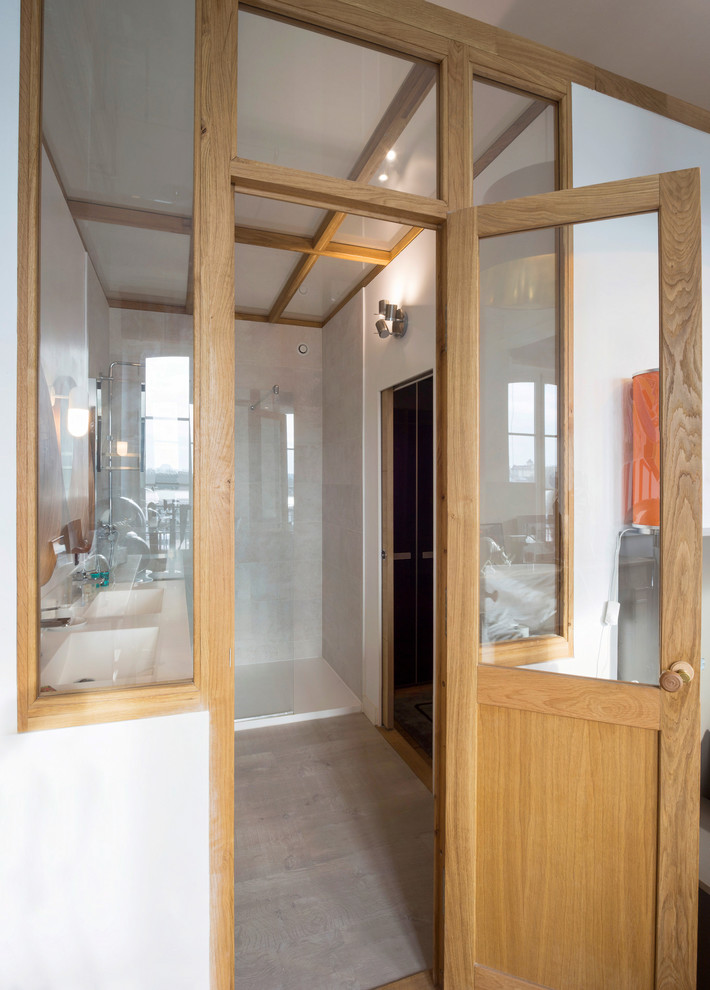 На фото: ванная комната в классическом стиле с душем без бортиков, белыми стенами, темным паркетным полом, монолитной раковиной, бежевым полом и душем с распашными дверями