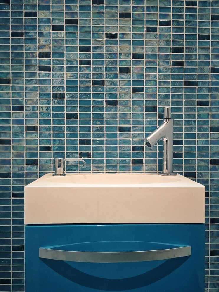 Idee per una piccola stanza da bagno con doccia minimal con piastrelle di vetro e pareti blu