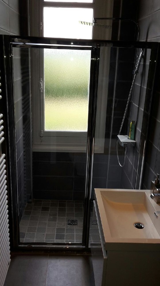 Idéer för funkis badrum, med ett platsbyggt badkar, en kantlös dusch, grå kakel, keramikplattor, grå väggar, klinkergolv i keramik och ett konsol handfat