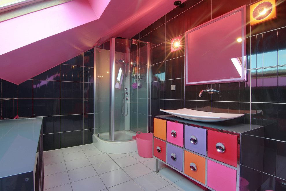 Foto på ett mellanstort funkis badrum med dusch, med ett fristående handfat, möbel-liknande, en hörndusch, svart kakel och rosa väggar