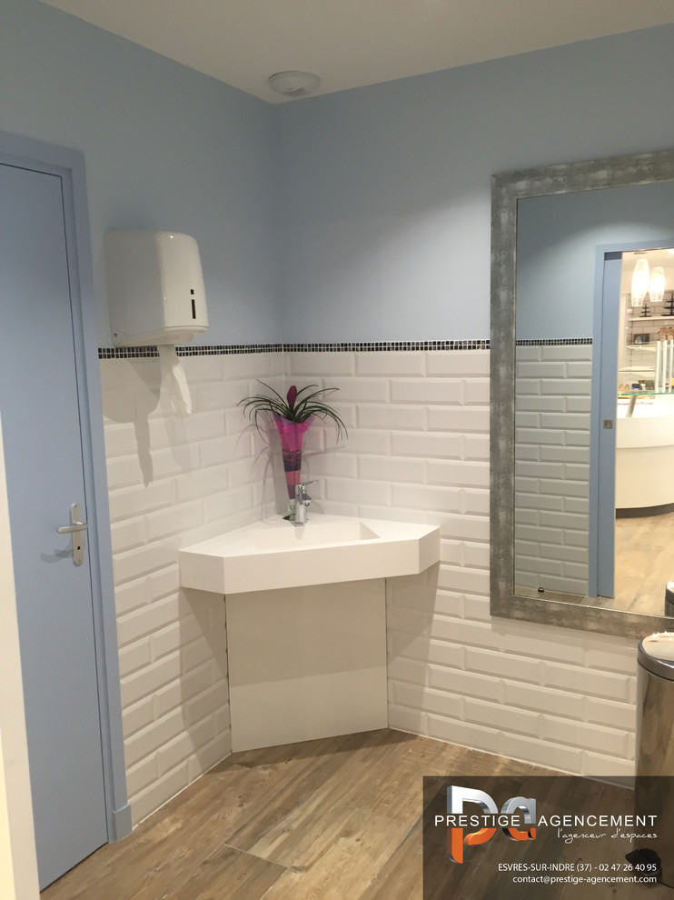 Ejemplo de cuarto de baño contemporáneo pequeño con baldosas y/o azulejos de cemento y aseo y ducha
