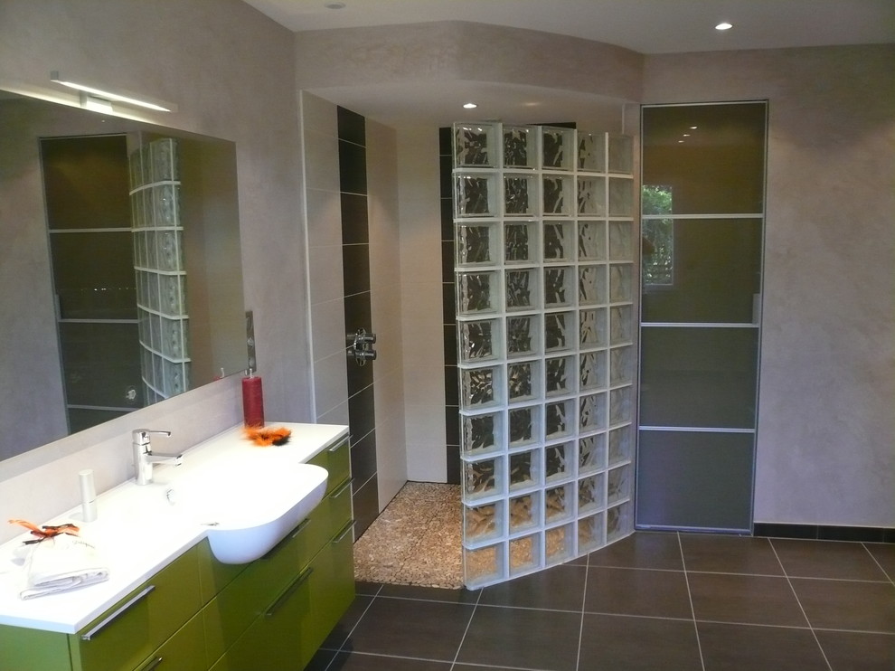 Exempel på ett stort klassiskt en-suite badrum, med luckor med glaspanel, bruna skåp, en kantlös dusch, brun kakel, keramikplattor, beige väggar, mosaikgolv, ett integrerad handfat och träbänkskiva