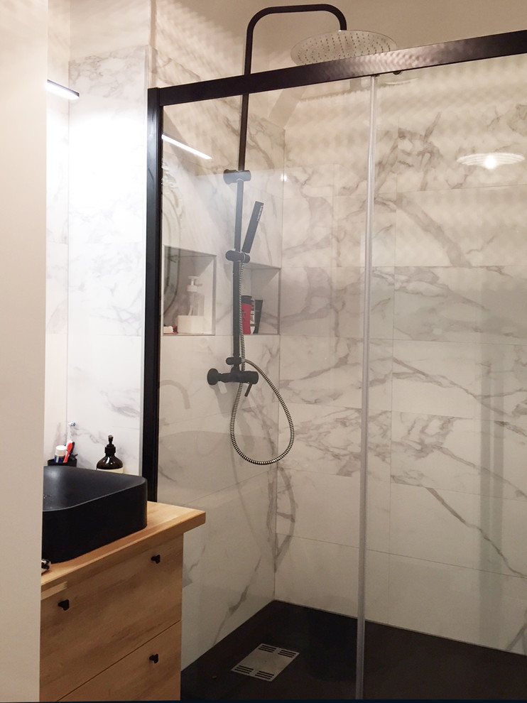 Inredning av ett klassiskt litet en-suite badrum, med luckor med profilerade fronter, vita skåp, en kantlös dusch, vit kakel, ljust trägolv, ett konsol handfat, träbänkskiva, dusch med skjutdörr, marmorkakel, vita väggar och vitt golv