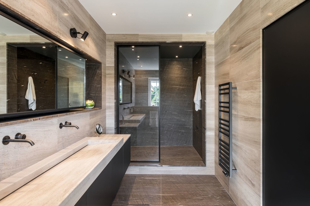 Пример оригинального дизайна: ванная комната в современном стиле с плоскими фасадами, черными фасадами, душем в нише, раковиной с несколькими смесителями, открытым душем и зеркалом с подсветкой